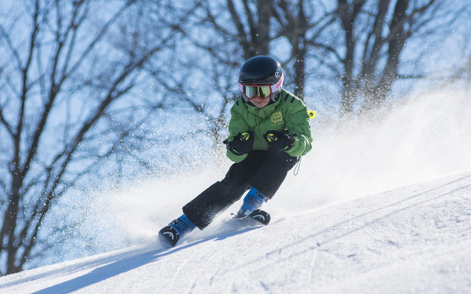 Kind fährt Ski im Schnee